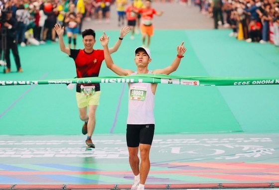 Hoàng Nguyên Thanh vô địch nội dung 42 km tại Giải vô địch quốc gia marathon và cự ly dài Báo Tiền Phong - Anh 1