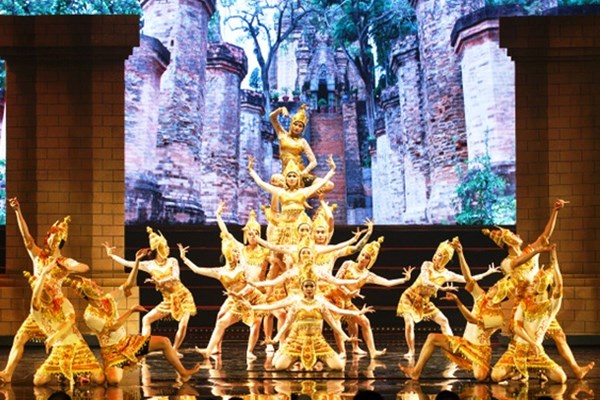 Độc đáo múa Chăm “thánh nữ” tại Tháp Bà Ponagar - Anh 1
