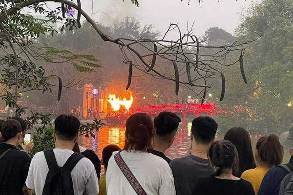 Từ vụ cháy quầy trang phục tại Di tích quốc gia đặc biệt Hồ Hoàn Kiếm và Đền Ngọc Sơn: Cảnh báo PCCC tại di tích - Anh 1