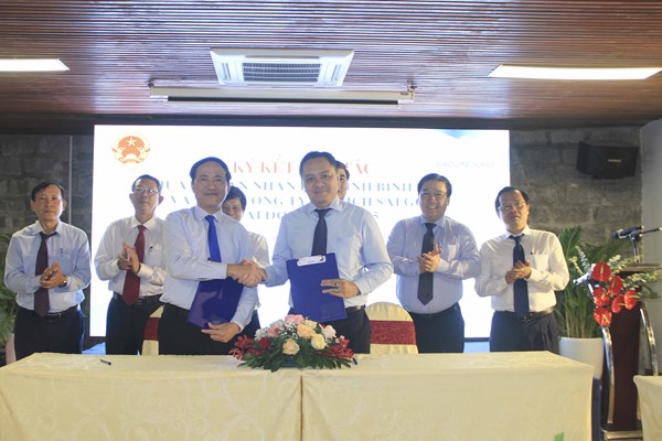 Bình Định ký kết hợp tác phát triển du lịch với Tổng Công ty Du lịch Sài Gòn - Anh 2