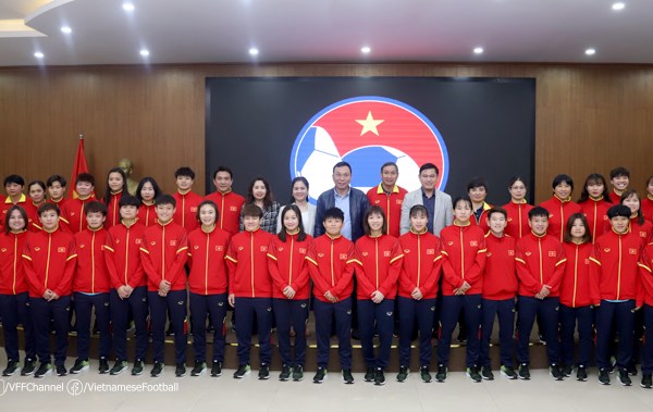Lãnh đạo VFF động viên tuyển nữ Việt Nam trước khi làm nhiệm vụ tại vòng loại Olympic - Anh 2
