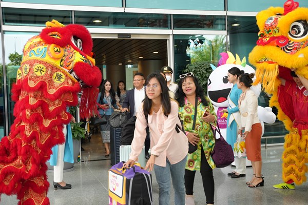 Đón những du khách đầu tiên trên chuyến bay từ Lào đến Đà Nẵng - Anh 2