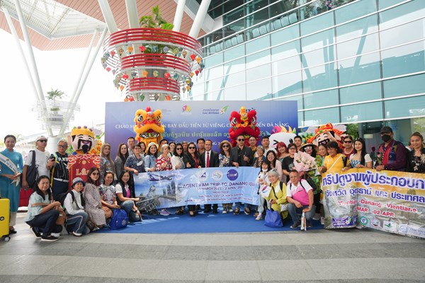 Đón những du khách đầu tiên trên chuyến bay từ Lào đến Đà Nẵng - Anh 1