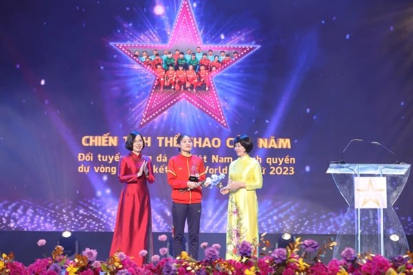Tuyển nữ Nguyễn Thị Oanh nhận giải Cống hiến Thể thao - Anh 1