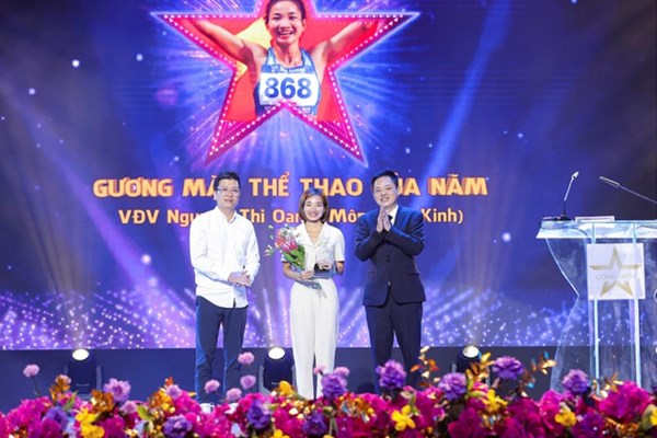 Tuyển nữ Nguyễn Thị Oanh nhận giải Cống hiến Thể thao - Anh 2