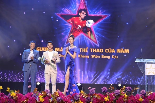 Tuyển nữ Nguyễn Thị Oanh nhận giải Cống hiến Thể thao - Anh 3