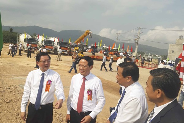 Bình Định khởi công dự án tuyến đường ven biển gần 1.500 tỉ đồng - Anh 2
