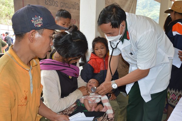 Khám bệnh, tặng quà nhân dân Lào nhân dịp Tết cổ truyền Bunpimay - Anh 3
