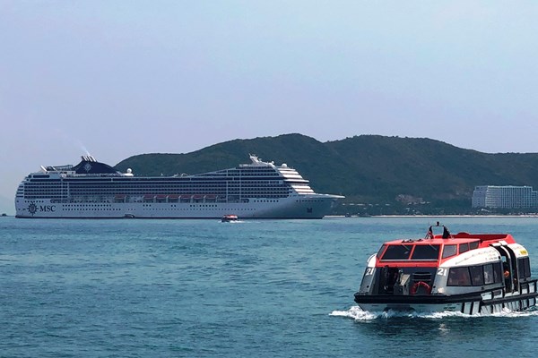 Siêu tàu du lịch đưa hơn 2.100 du khách châu Âu đến vịnh Nha Trang - Anh 1