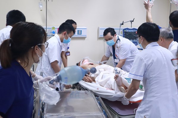 Huy động y, bác sĩ cấp cứu người bị tai nạn giao thông liên hoàn ở Xuân La, Hà Nội - Anh 1