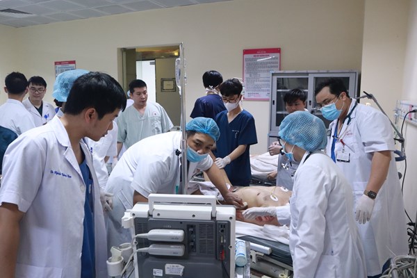 Huy động y, bác sĩ cấp cứu người bị tai nạn giao thông liên hoàn ở Xuân La, Hà Nội - Anh 2