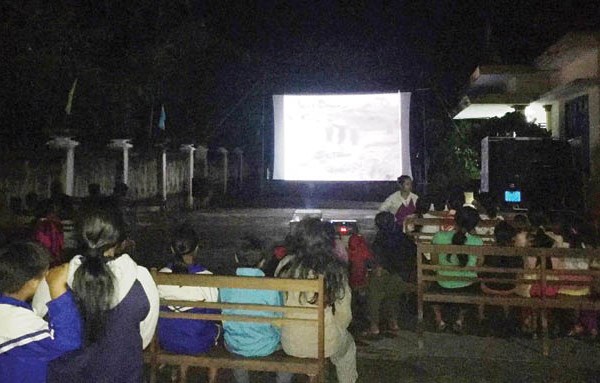 Thừa Thiên Huế: Chiếu phim lưu động tuyên truyền pháp luật cho nhân dân các huyện vùng núi - Anh 2