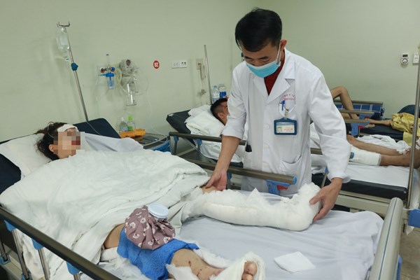 Cập nhật sức khoẻ nạn nhân sau vụ tai nạn liên hoàn tại Xuân La, Hà Nội - Anh 1