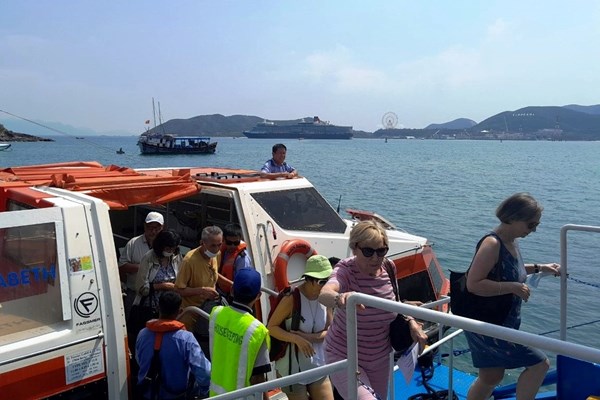 Tàu du lịch quốc tế đưa gần 2.000 du khách đến vịnh Nha Trang - Anh 1
