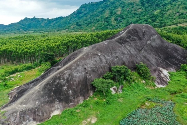 Hai khối đá hình con voi nổi tiếng ở Đắk Lắk - Anh 1