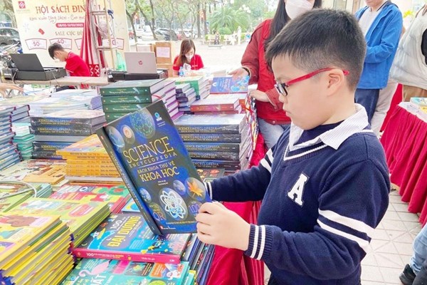 Tưng bừng hội sách chào mừng Ngày Sách và Văn hóa đọc Việt Nam 2023 - Anh 2