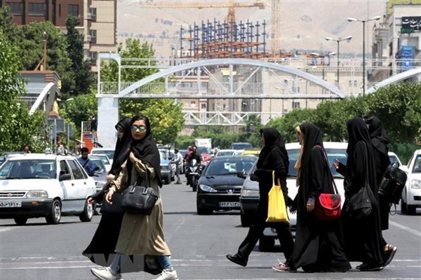 Quốc hội Iran sẽ gia tăng hình phạt đối với những kẻ bạo hành phụ nữ - Anh 1