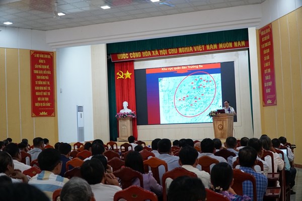 Học viện Hải quân tuyên truyền về biển, đảo tại huyện Diên Khánh - Anh 1