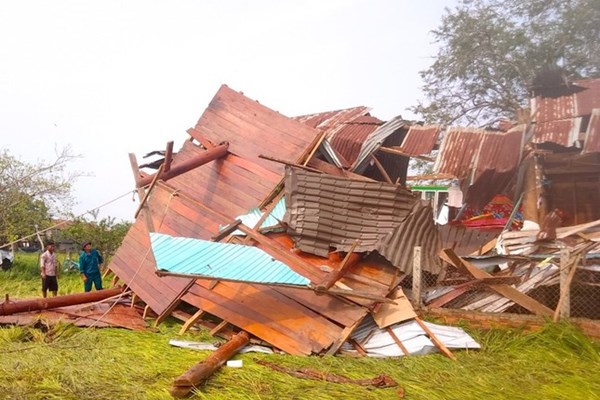 Gia Lai: Mưa kèm lốc xoáy, hơn 240 căn nhà bị tốc mái, hư hỏng nặng - Anh 1
