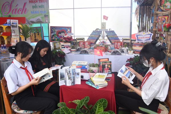 Kon Tum: Khai mạc Ngày sách và Văn hoá đọc Việt Nam lần thứ 2 năm 2023 - Anh 2