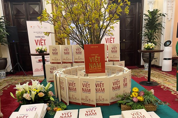 Ra mắt cuốn sách đầu tiên về thương hiệu quốc gia Việt Nam - Anh 1