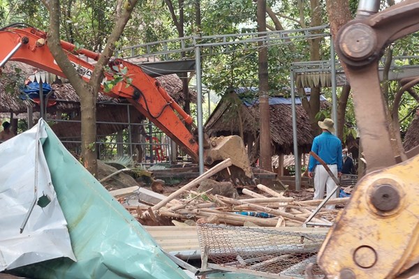 Cưỡng chế tháo dỡ hàng quán xây dựng trái phép trên bán đảo Sơn Trà - Anh 1