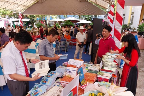 Đắk Lắk: Nhiều hoạt động sôi nổi hưởng ứng Ngày Sách và Văn hoá đọc - Anh 2