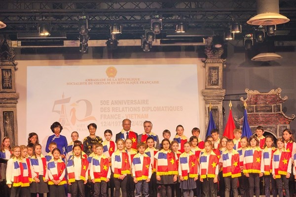 Kỷ niệm 50 năm thiết lập quan hệ ngoại giao Việt Nam - Pháp tại Thủ đô Paris - Anh 2