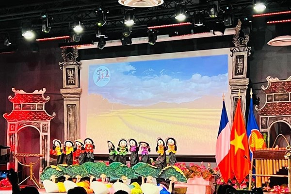 Lễ kỷ niệm 50 năm thiết lập quan hệ ngoại giao Việt Nam - Pháp tại Paris - Anh 1