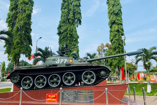 Kon Tum: Công bố quyết định công nhận Bảo vật quốc gia đối với xe tăng T59 số hiệu 377 - Anh 1