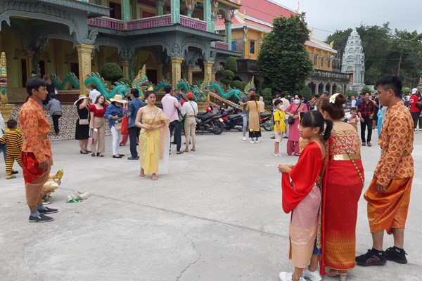 Trải nghiệm mặc trang phục truyền thống ở chùa Bôtum Vong Sa Som Rong - Anh 1
