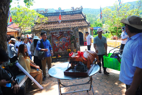 Người nuôi yến và du khách về Cù Lao Chàm giỗ tổ nghề yến - Anh 2