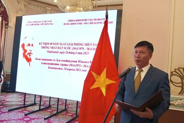 Lãnh sự quán Việt Nam tại Vladivostok tổ chức lễ dâng hoa bên tượng đài Chủ tịch Hồ Chí Minh - Anh 2