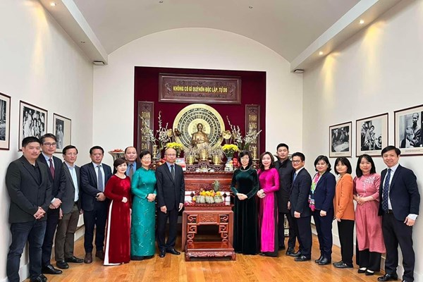 Đại sứ quán Việt Nam tại Pháp tưởng nhớ các Vua Hùng - Anh 1