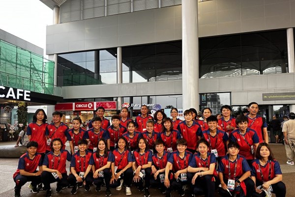 Tuyển nữ Việt Nam đã đến Campuchia để dự SEA Games 32 - Anh 1