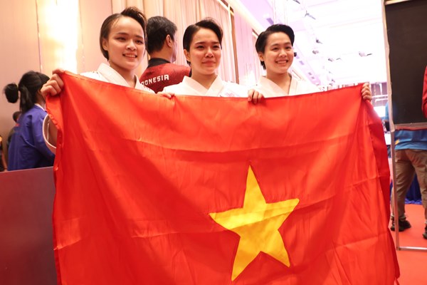 Karate Việt Nam giành 2 HCV đồng đội - Anh 2