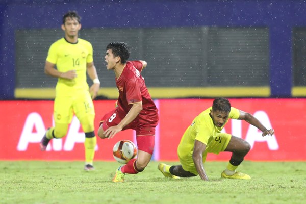 Thắng Malaysia, U22 Việt Nam vào bán kết SEA Games 32 - Anh 4