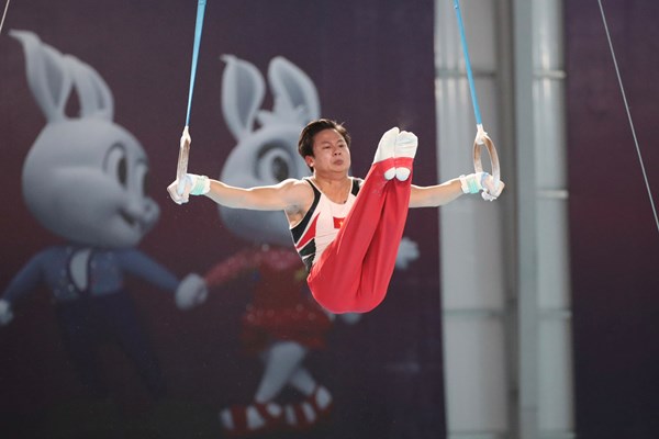 Nguyễn Văn Khánh Phong đánh bại nhà vô địch thế giới môn thể dục dụng cụ - Anh 1