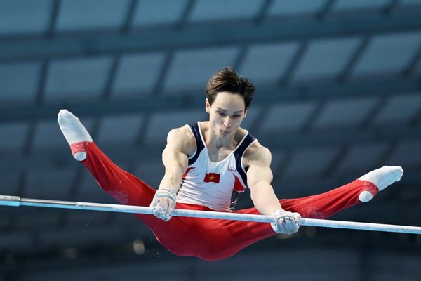 Nguyễn Văn Khánh Phong đánh bại nhà vô địch thế giới môn thể dục dụng cụ - Anh 2