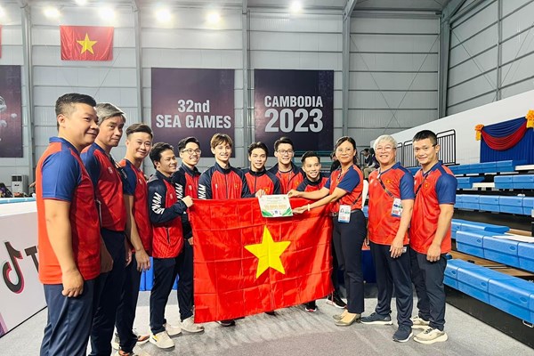 Nguyễn Văn Khánh Phong đánh bại nhà vô địch thế giới môn thể dục dụng cụ - Anh 3