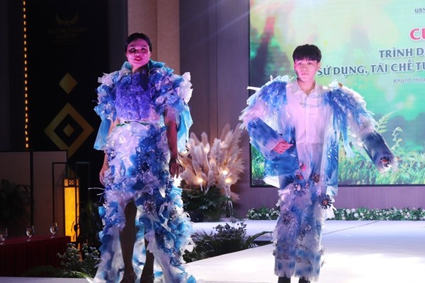 Khánh Hòa: Cuộc thi trình diễn thời trang tái chế từ chất thải rắn sinh hoạt - Anh 3