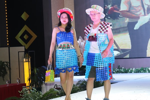 Khánh Hòa: Cuộc thi trình diễn thời trang tái chế từ chất thải rắn sinh hoạt - Anh 7