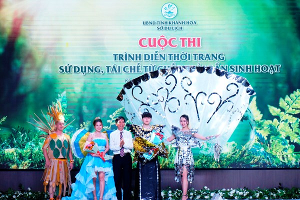 Khánh Hòa: Trao 2 giải Nhất cuộc thi trình diễn thời trang tái chế từ chất thải rắn - Anh 1