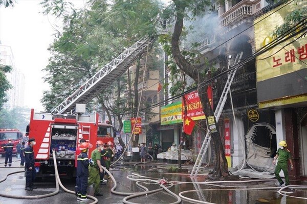 Khẩn trương điều tra nguyên nhân vụ cháy phòng trà phố Văn Cao, Hải Phòng - Anh 1