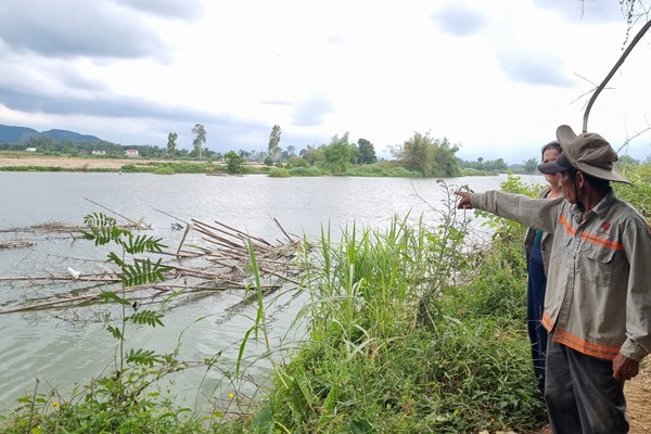 Quảng Ngãi: Sạt lở ven sông Trà Bồng và nỗi lo mất đất sản xuất - Anh 4
