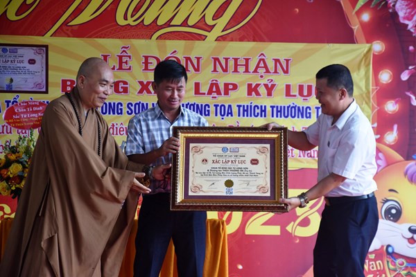 Bộ vỏ ốc tai tượng tại chùa Tổ Đình Sắc Tứ Long Sơn xác lập Kỷ lục Việt Nam - Anh 1