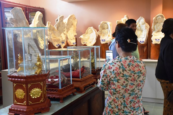 Bộ vỏ ốc tai tượng tại chùa Tổ Đình Sắc Tứ Long Sơn xác lập Kỷ lục Việt Nam - Anh 2