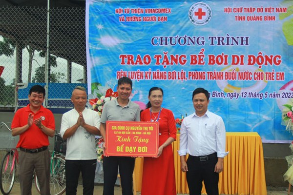 Quảng Bình: Trao tặng 6 bể bơi để các trường dạy bơi phòng, chống đuối nước cho học sinh - Anh 1