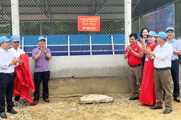 Quảng Bình: Trao tặng 6 bể bơi để các trường dạy bơi phòng, chống đuối nước cho học sinh - Anh 2