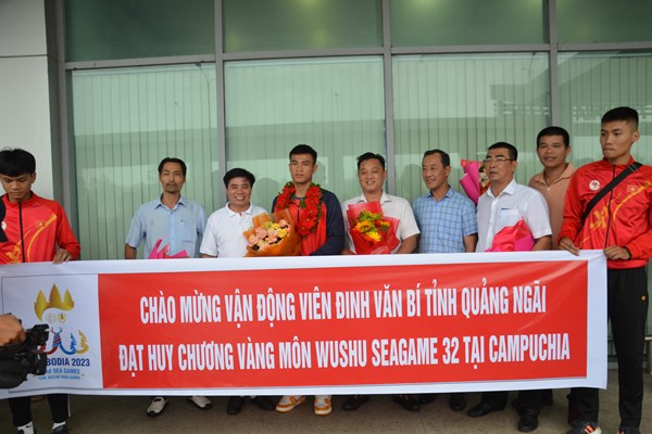Quảng Ngãi: Đón VĐV Đinh Văn Bí về quê sau kỳ thi đấu thành công tại SEA Games 32 - Anh 1